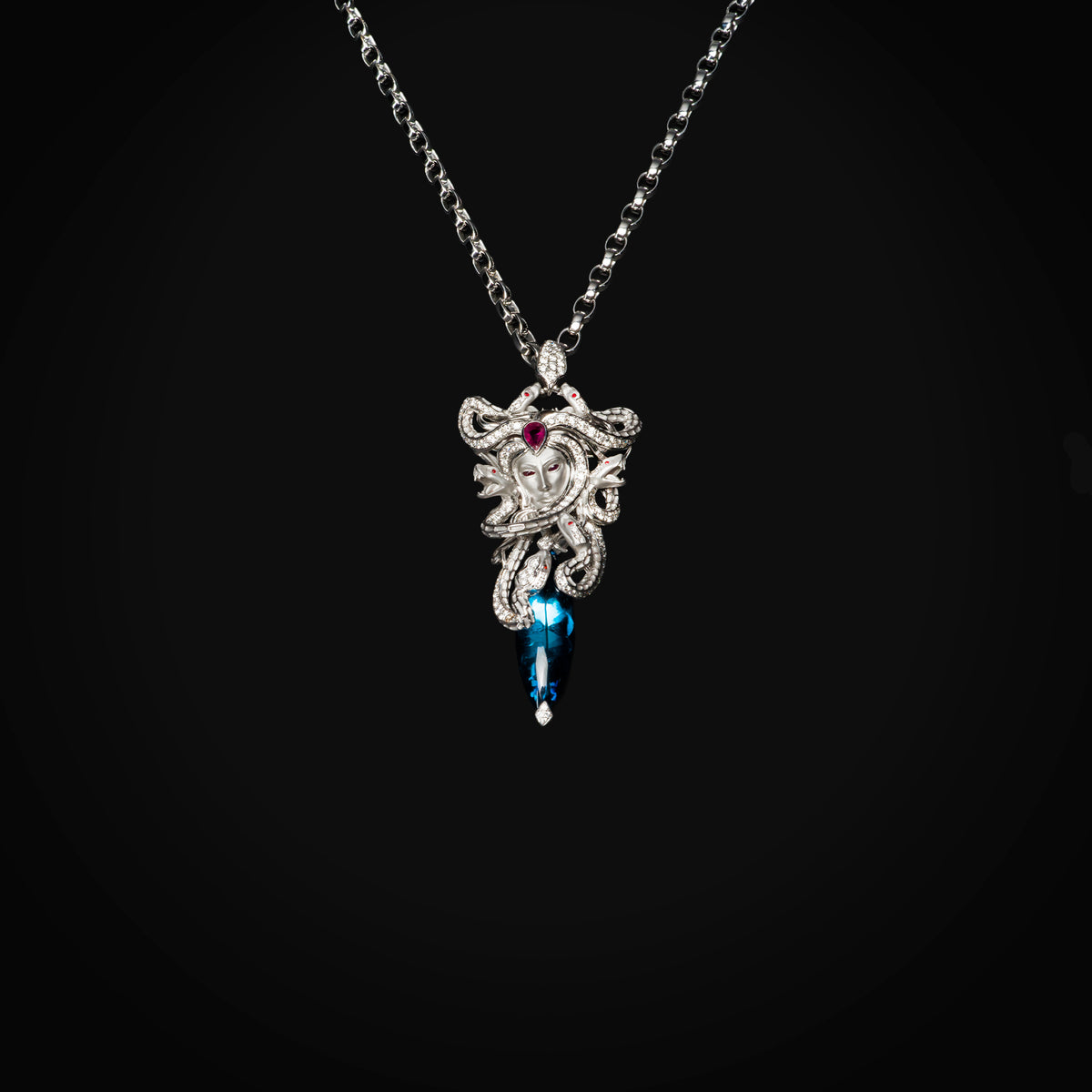 Cadena con Dije Medusa 18k Oro Blanco con Diamantes Naturales + Rubies