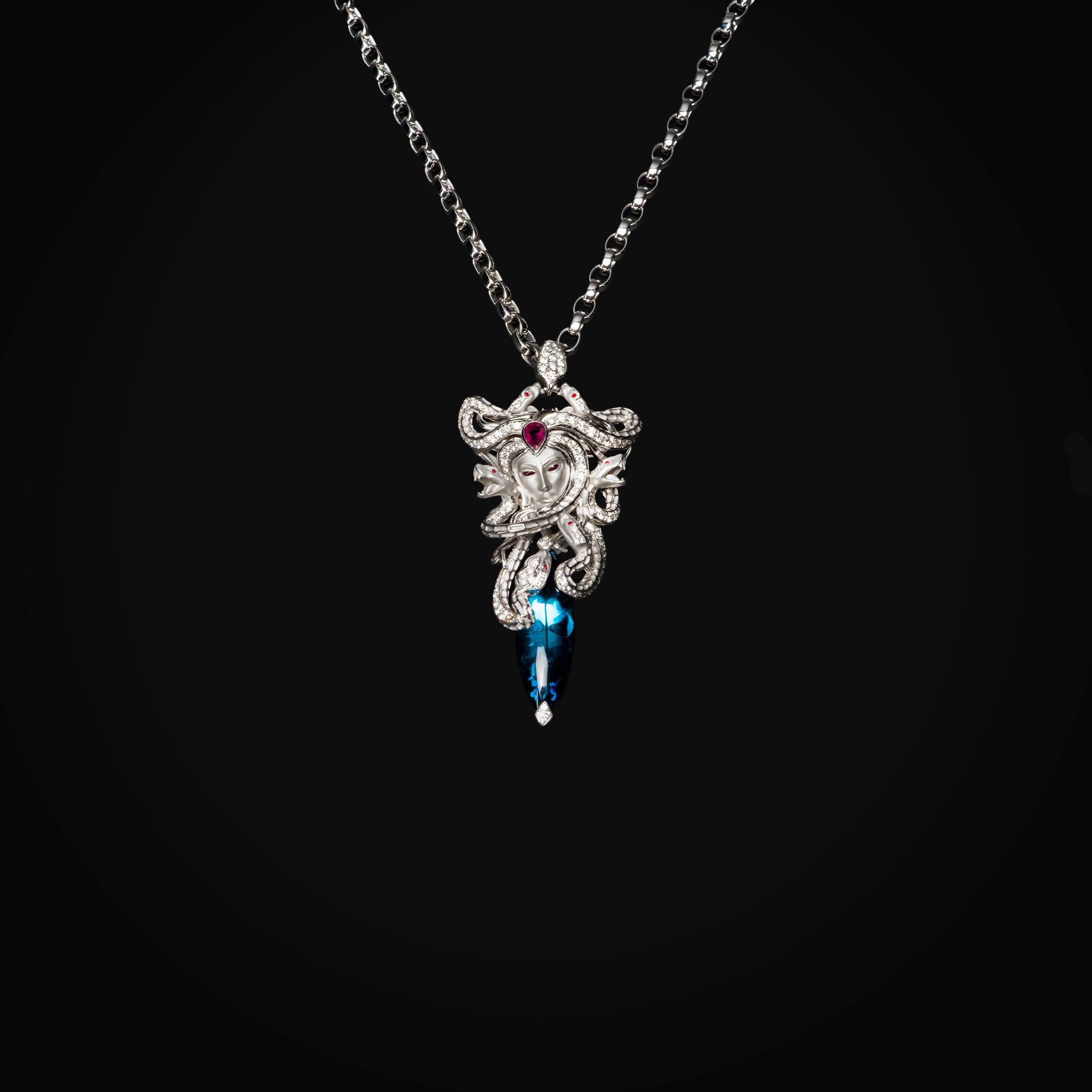 Cadena con Dije Medusa 18k Oro Blanco con Diamantes Naturales + Rubies