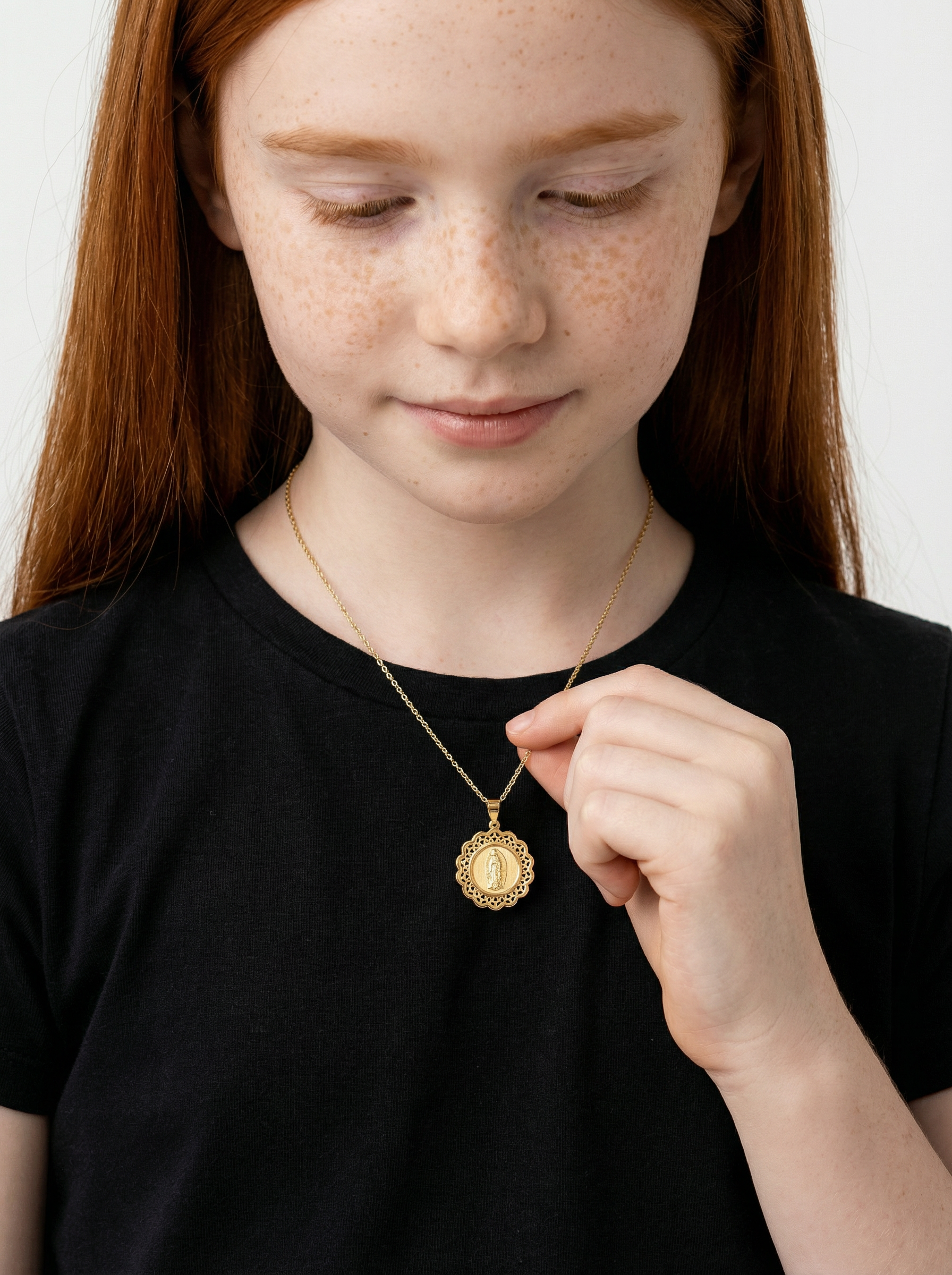 Dije Medalla Virgen Relieve en Oro Amarillo & Blanco 14k  + Estuche