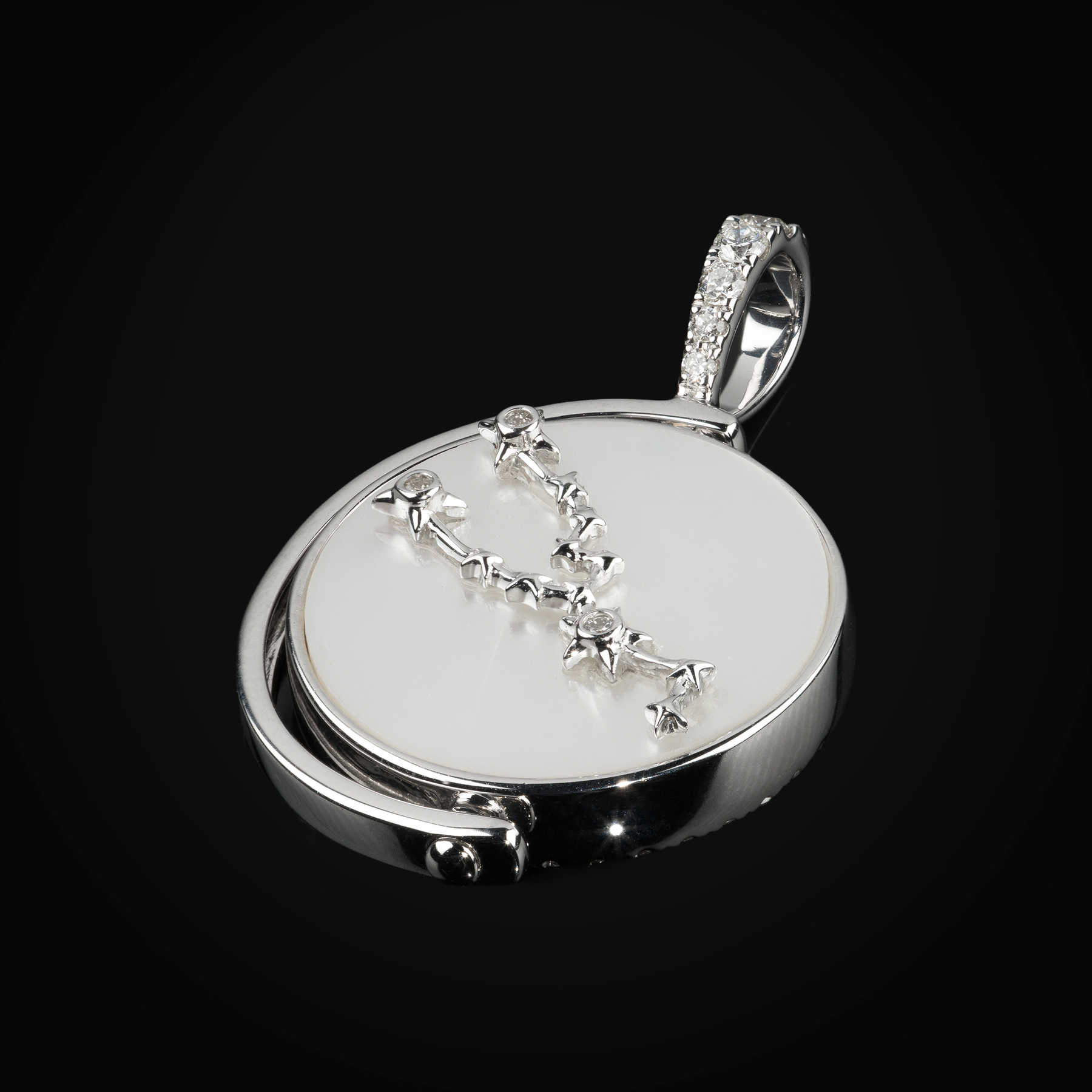 Dije 14k Giratorio Constelación Tauro, Moonstone Tallada Oro Blanco con Diamantes + Estuche