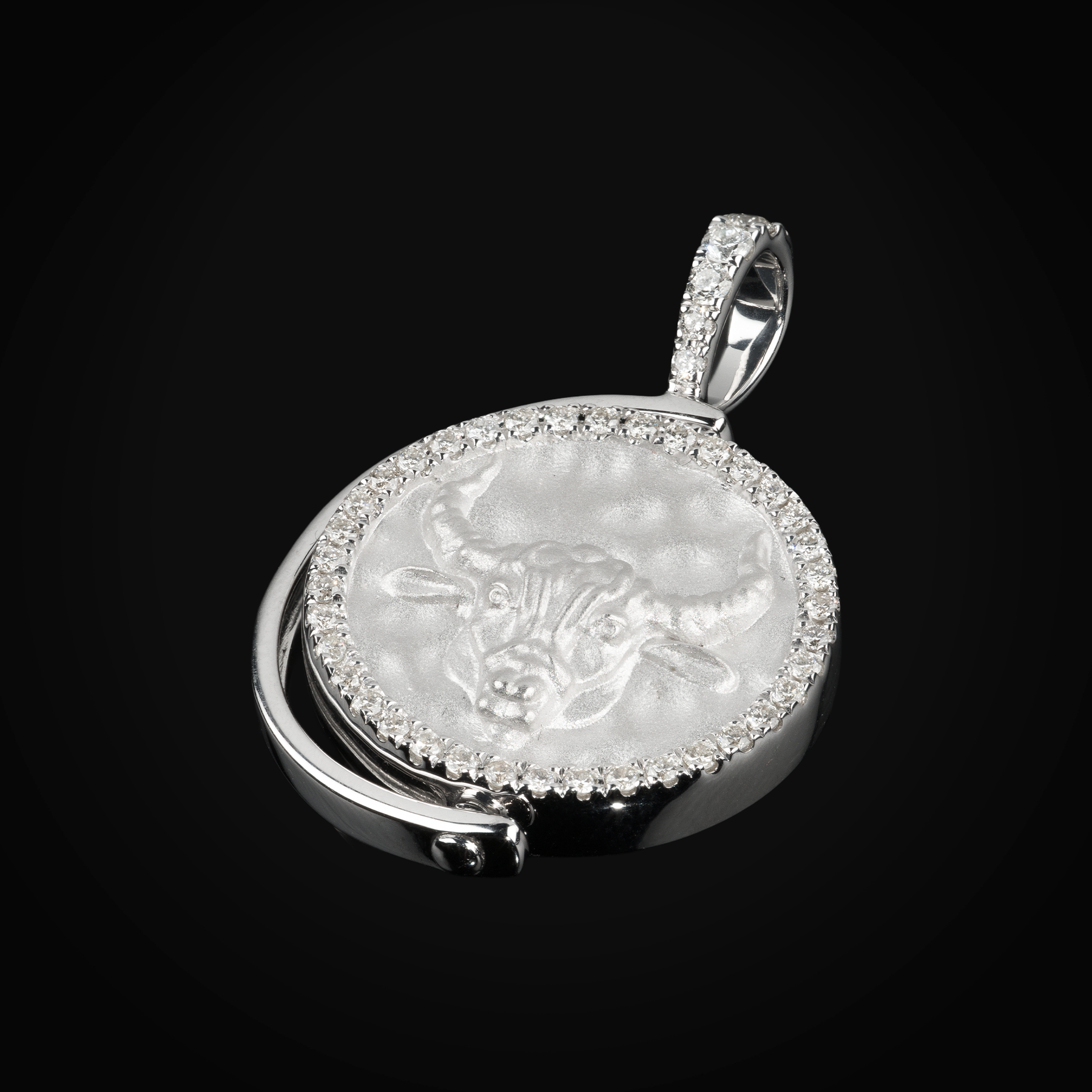 Dije 14k Giratorio Constelación Tauro, Moonstone Tallada Oro Blanco con Diamantes + Estuche