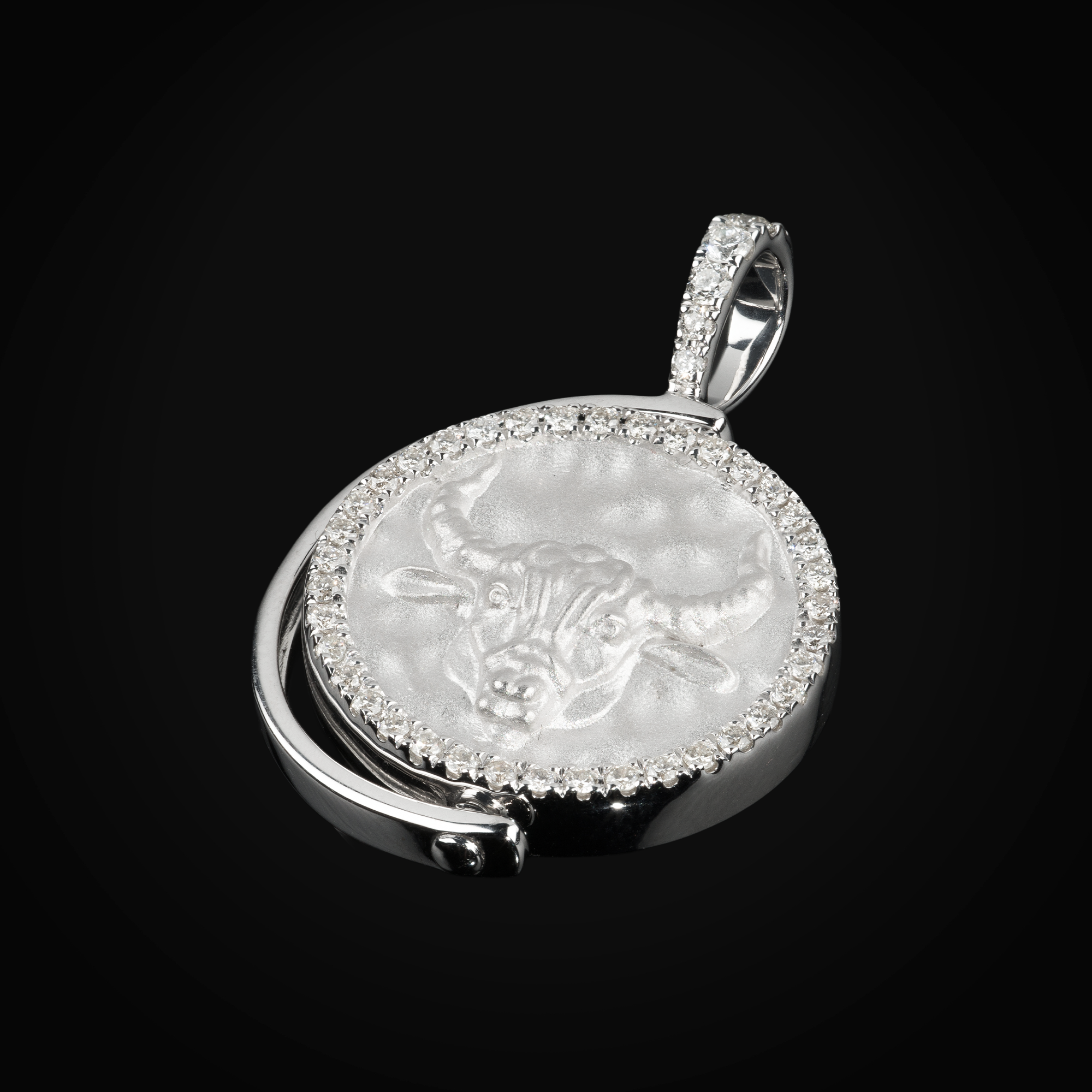 Dije 14k Giratorio Constelación Tauro, Moonstone Tallada Oro Blanco con Diamantes + Estuche