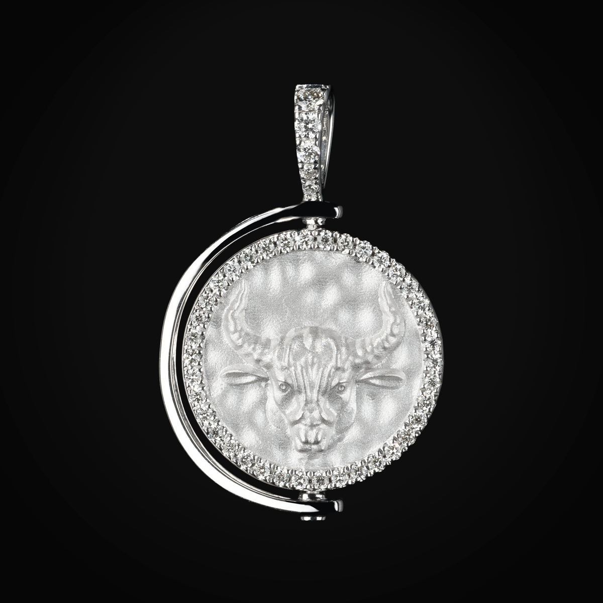 Dije 14k Giratorio Constelación Tauro, Moonstone Tallada Oro Blanco con Diamantes + Estuche