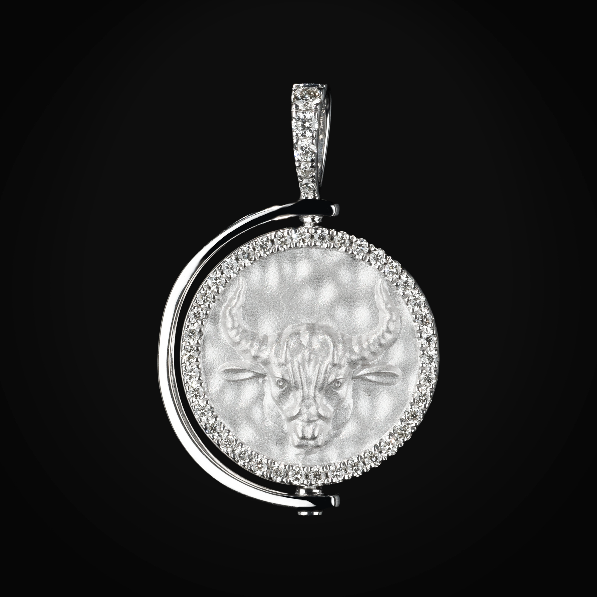 Dije 14k Giratorio Constelación Tauro, Moonstone Tallada Oro Blanco con Diamantes + Estuche