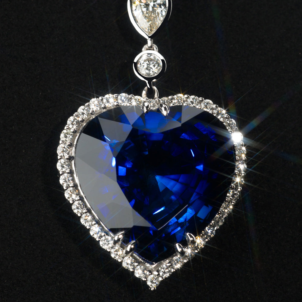 Dije Corazón con Zafiro Azul Central Corte Corazón 14k Oro (No incluye cadena)