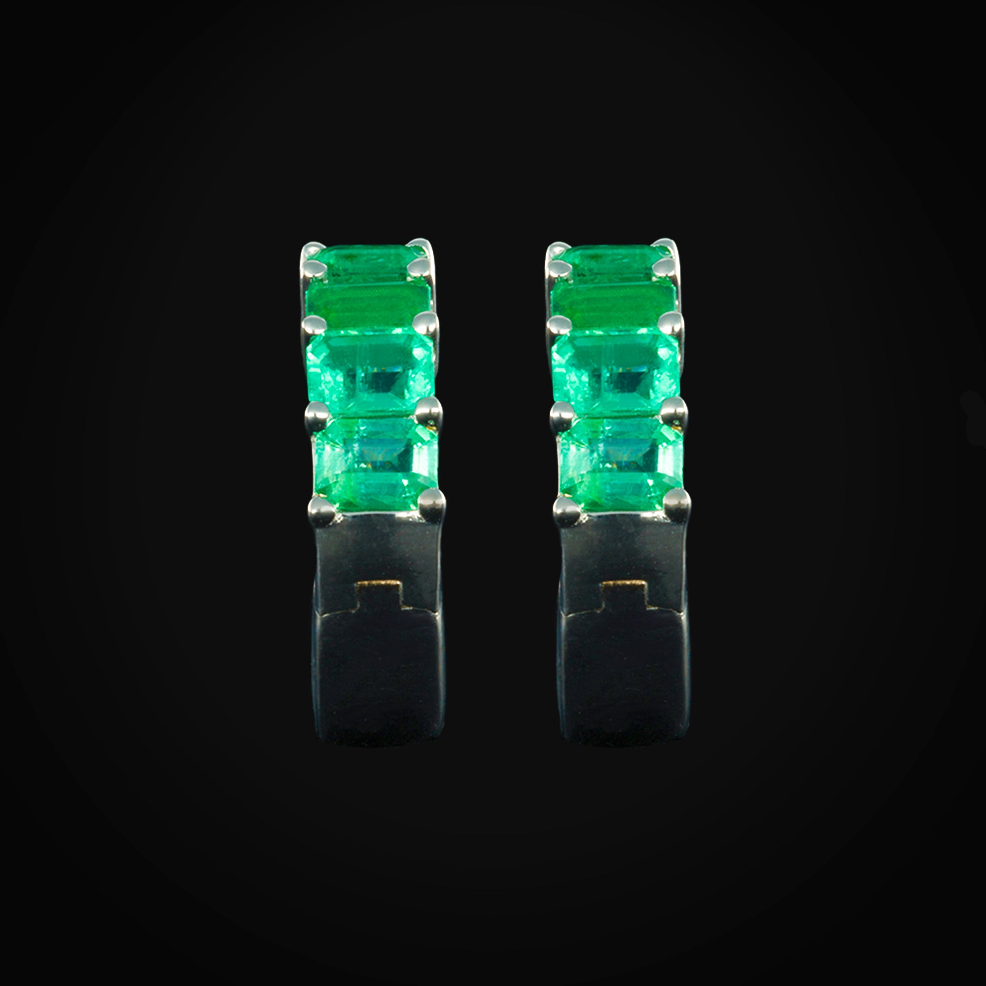 Huggies con Gemas Esmeralda de Oro Blanco 14k + Estuche | broquel de oro | Maestros Joyeros